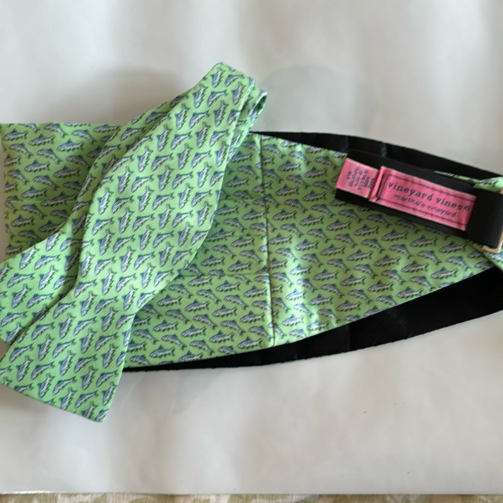Mint Vineyard Vines 100% silk bow tie/cummerbund set. Mint green with sharks!